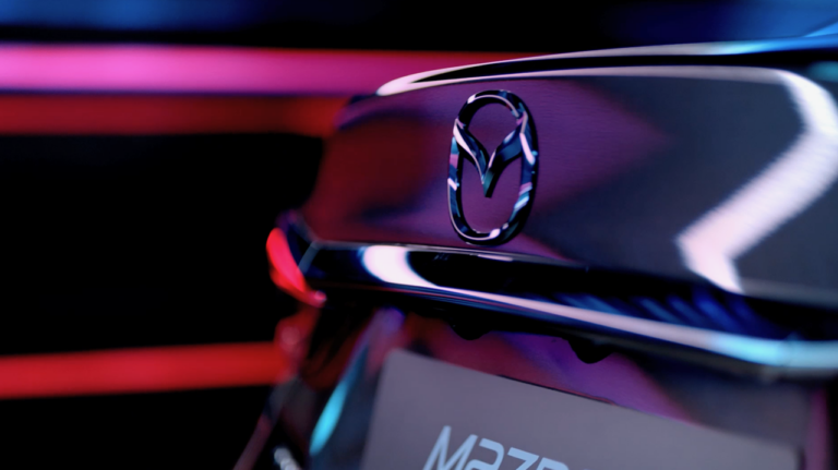 Mazda nahaufnahme im Studio mit LED lichtern die auf der Lack reflektieren