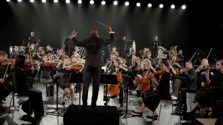 Dirigent vor Orchester im GMC Werbfilm