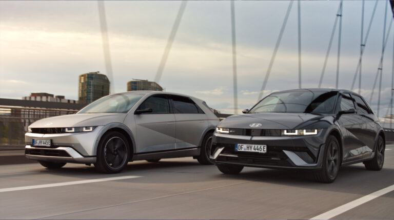 Zwei Hyundai Ioniq 5 fahren über der Frankfurter Brücke beii dem Car Commercial der Black Forest Studios