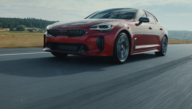 Kia Stinger auf Landstraße im Black Forest Studios Werbefilm