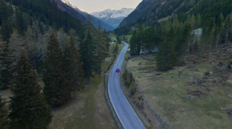 Kia Fährt durch die Berge im Kauntertal in Österreich bei dem Filmdreh der Black Forest Studios