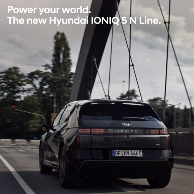 Hyundai Ioniq 5 Social Media Car Commercial in Frankfurt auf der Brücke produziert von den Black Forest Studios