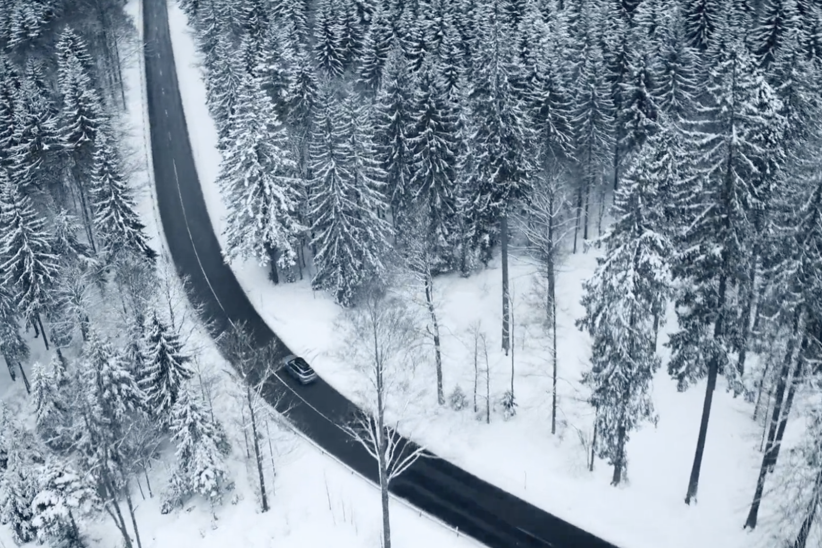 Drohnenaufnahem von Porsche Cayenne Landstraße Schnee Schwarzwald