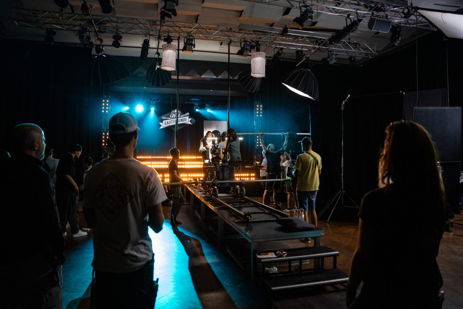 Dehoga Behind the Scenes in der Stage 1 der Black Forest Studios, Crew baut das Filmset für die Filmproduktion auf