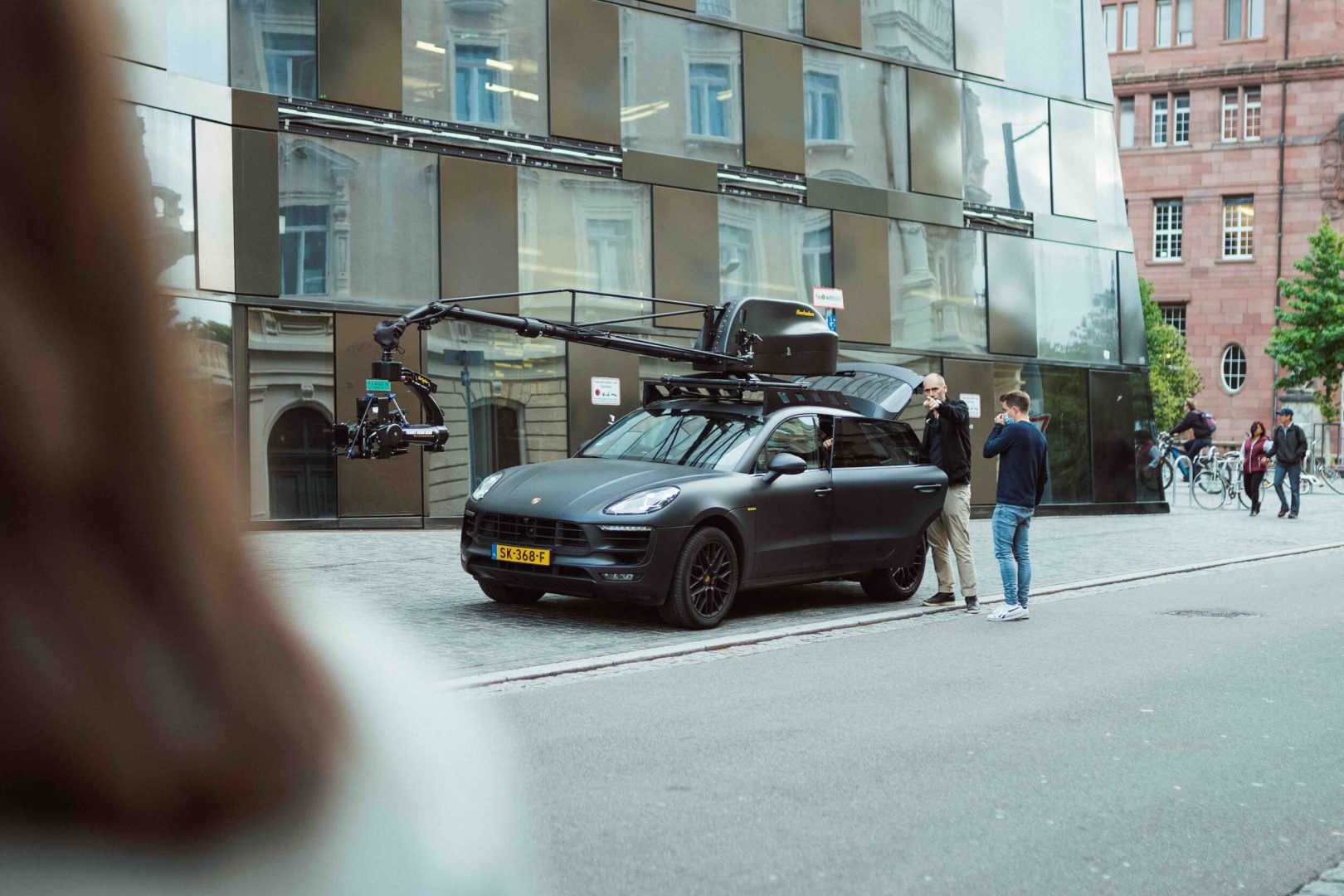 Behind the Scenes von U-Crane bei der Uni Bibliothek in Freiburg Porsche